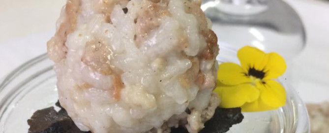 IV Edición Descubre la trufa. Restaurante Irreverente. Manitas de cerdo ibérico rellena de trufa, longaniza y lechecillas con vizcaína gelatinosa con pan de gambas.