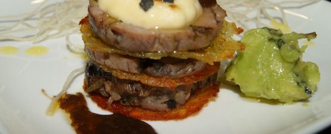 CASA JOSÉ FRAN. SALILLAS DE JALÓN (ZARAGOZA). Coral de patata, carrillera y aguacate trufados.