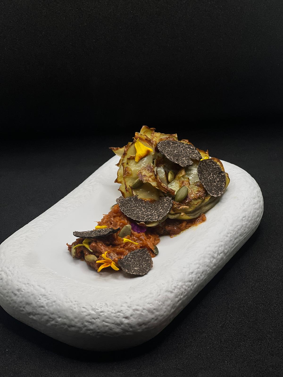 Pollo relleno de setas y trufa negra de Aragón, elaborado por el chef Aitor Fernández.