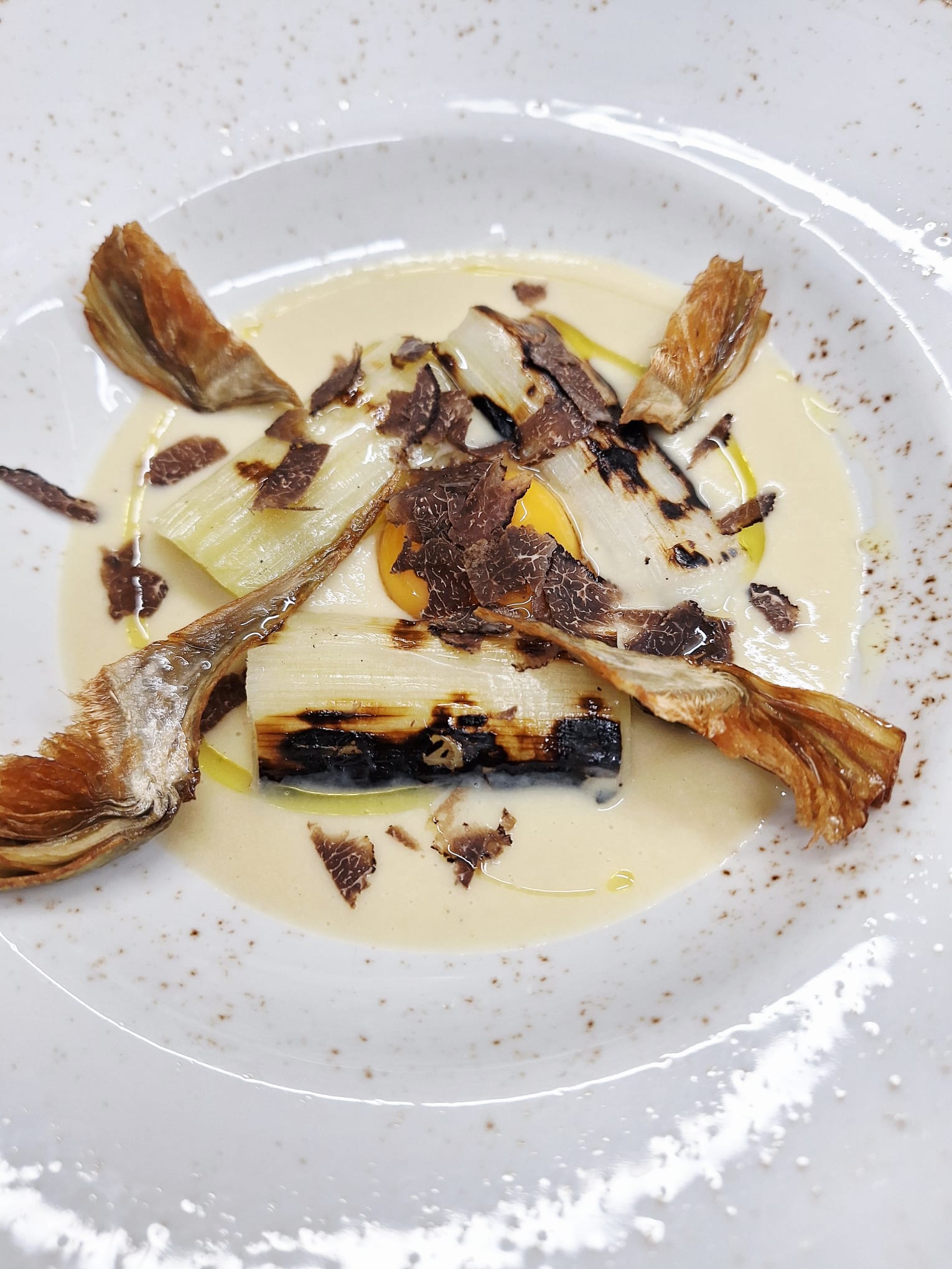 Pollo relleno de setas y trufa negra de Aragón, elaborado por el chef Aitor Fernández.