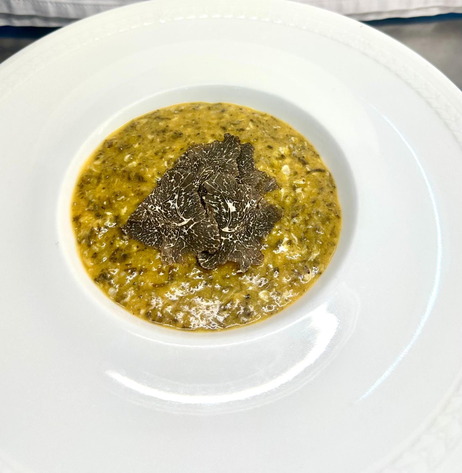 Pollo relleno de setas y trufa negra de Aragón, elaborado por el chef Aitor Fernández.