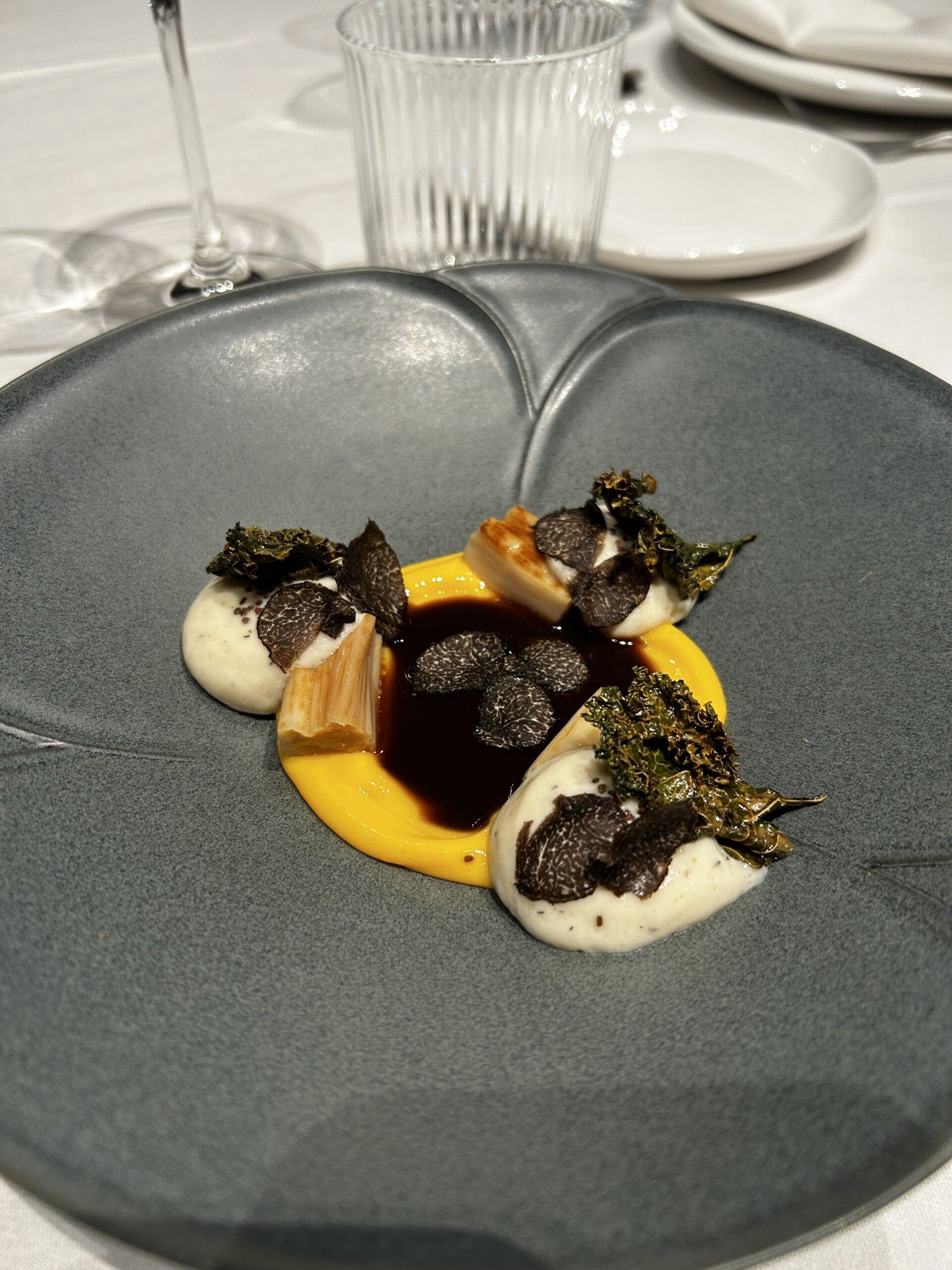 Pollo relleno de setas y trufa negra de Aragón, elaborado por el chef Aitor Fernández.