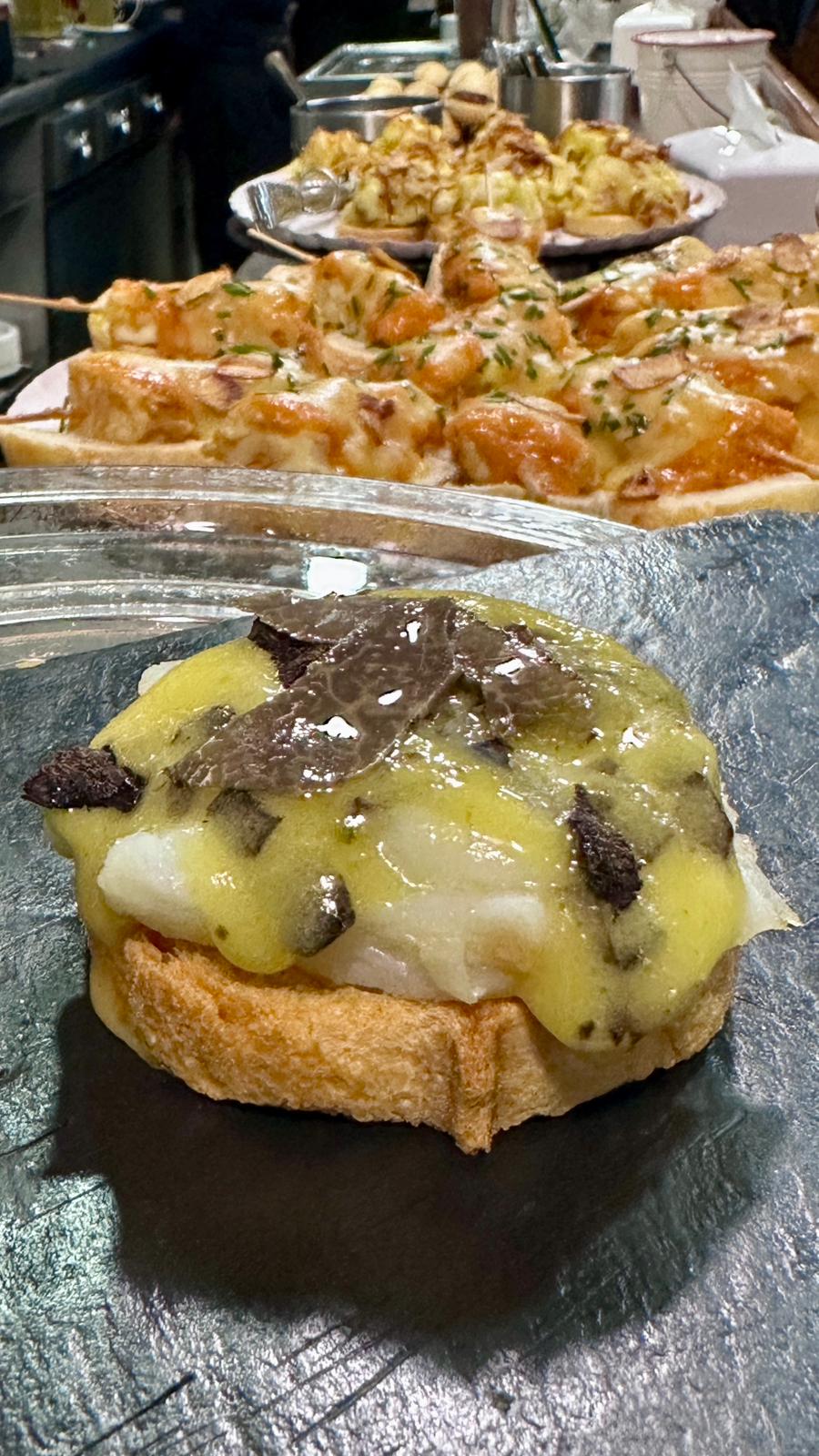 Pollo relleno de setas y trufa negra de Aragón, elaborado por el chef Aitor Fernández.