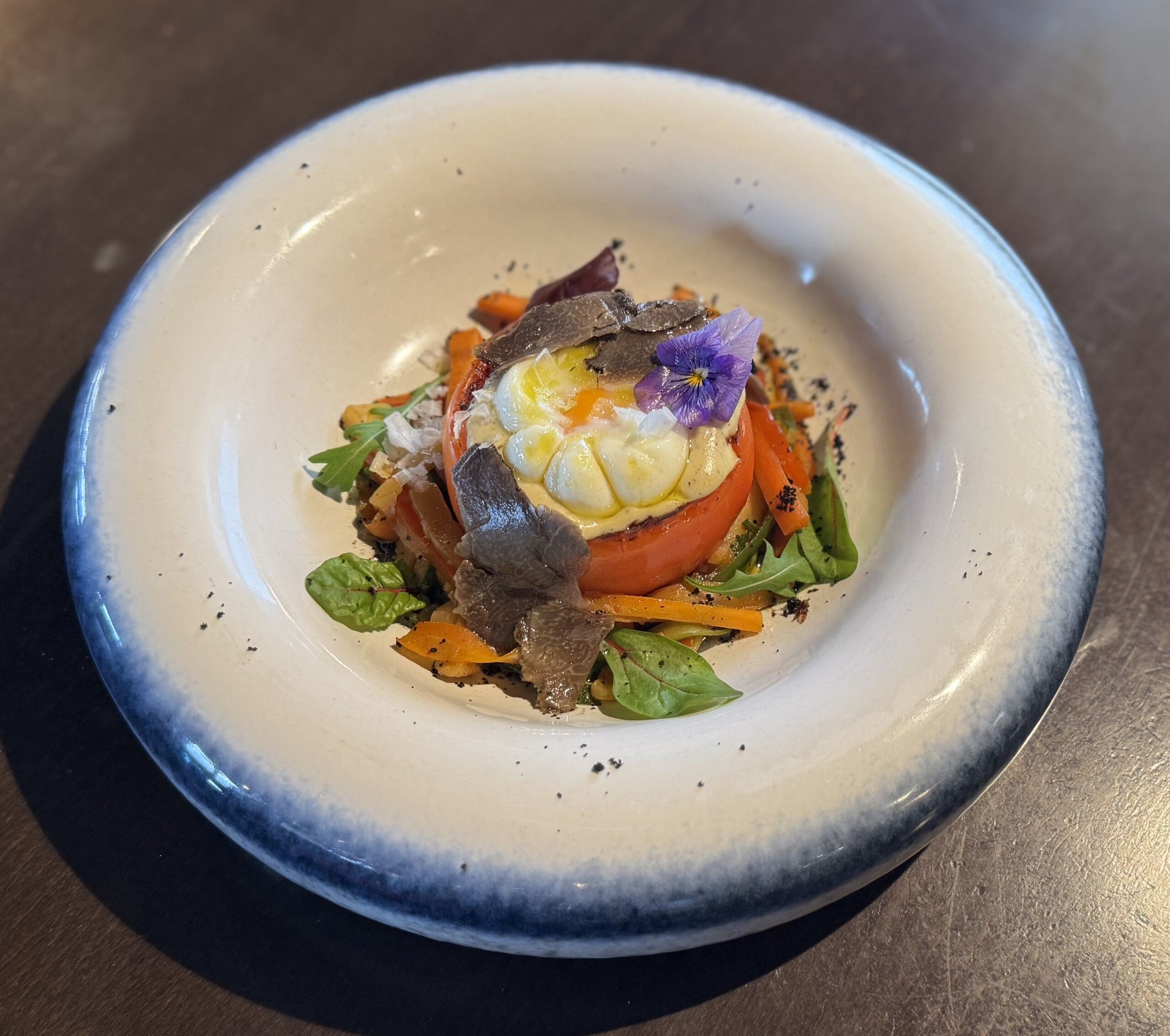 Pollo relleno de setas y trufa negra de Aragón, elaborado por el chef Aitor Fernández.