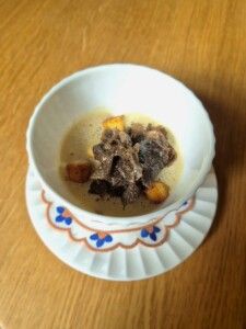 Pollo relleno de setas y trufa negra de Aragón, elaborado por el chef Aitor Fernández.