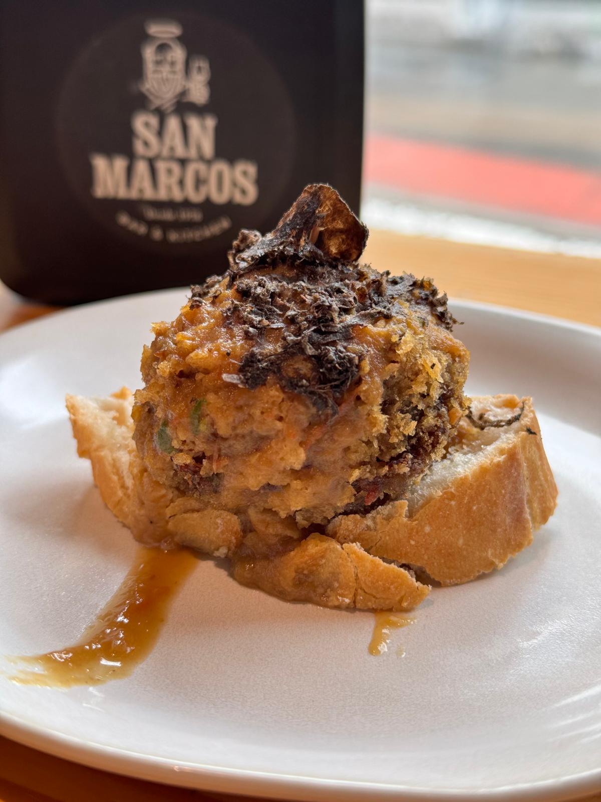 Pollo relleno de setas y trufa negra de Aragón, elaborado por el chef Aitor Fernández.