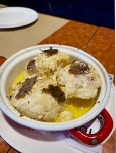 Pollo relleno de setas y trufa negra de Aragón, elaborado por el chef Aitor Fernández.