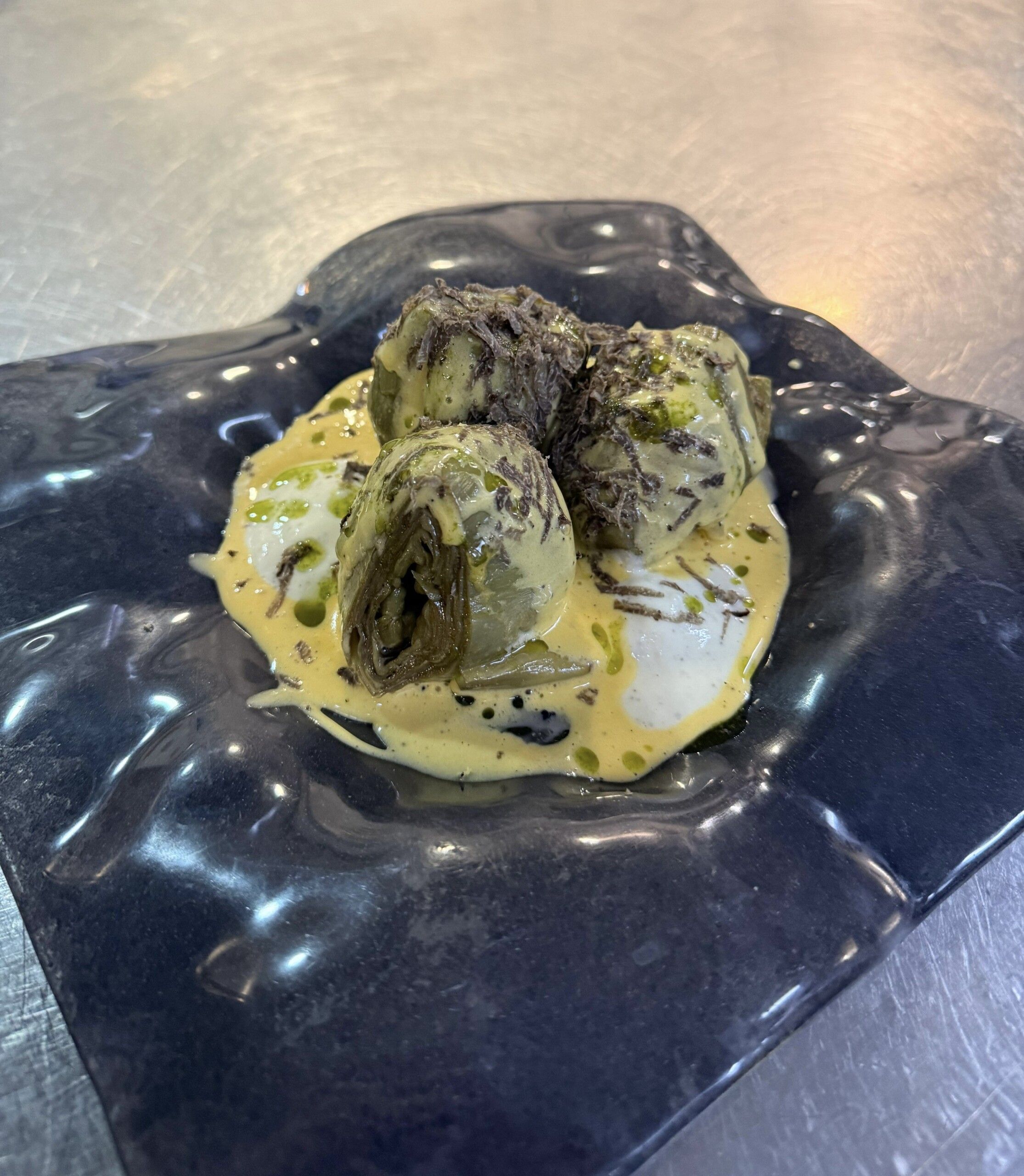 Pollo relleno de setas y trufa negra de Aragón, elaborado por el chef Aitor Fernández.