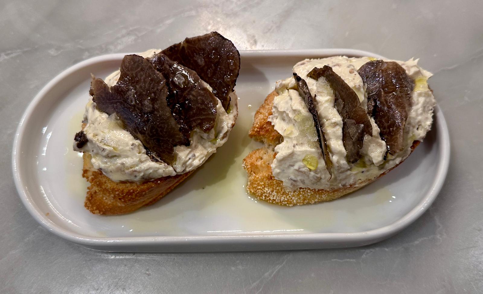 Pollo relleno de setas y trufa negra de Aragón, elaborado por el chef Aitor Fernández.