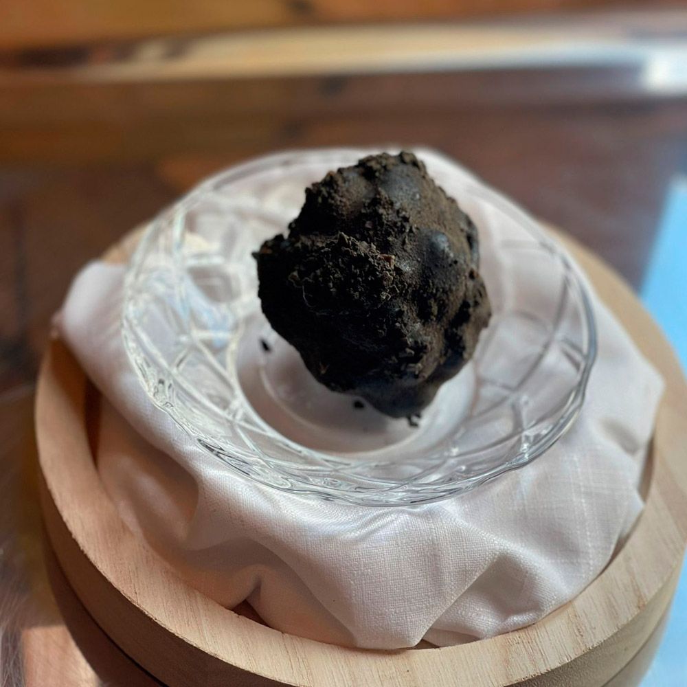 Falsa trufa: Cremoso de trufa negra con un bucle o toffee de miel y trufa con cobertura de chocolate trufado.